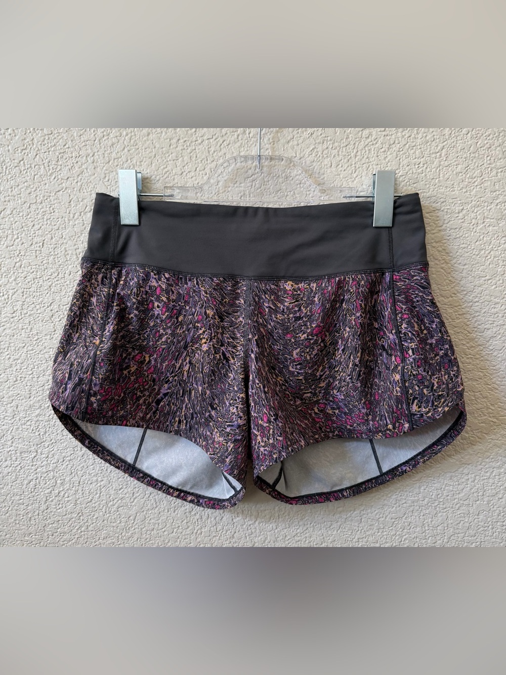 Lululemon Women’s Size 6 Speed Up Short Inseam 3.5” Topography Multicolor